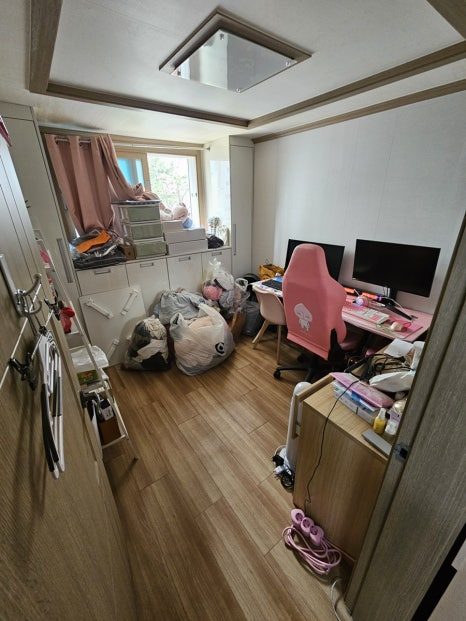 작업 후 정돈된 핑크톤 작업방, 마루가 드러나고 PP마대 두 개만 남은 모습